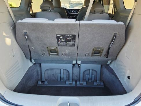 Used 2020 Kia Sedona LX image 38
