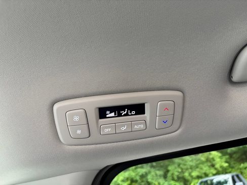 Used 2025 Kia Carnival FWD image 19
