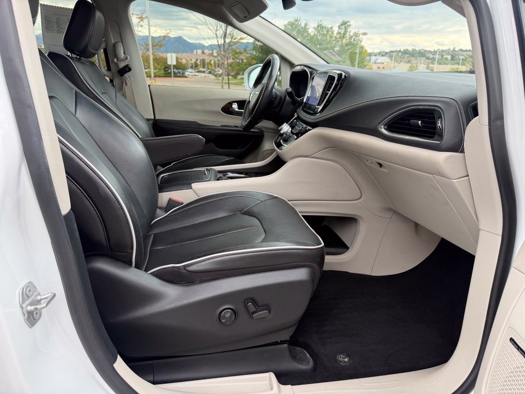 Used 2022 Chrysler Pacifica Limited FWD image 28