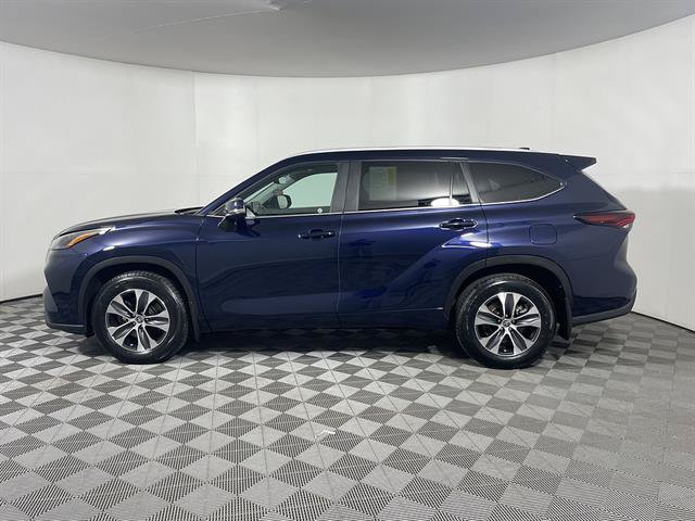 Used 2024 Toyota Highlander XLE AWD/4WD image 4
