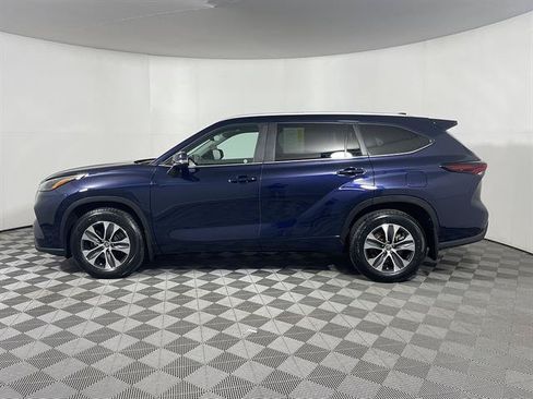 Certified 2024 Toyota Highlander XLE AWD/4WD image 4