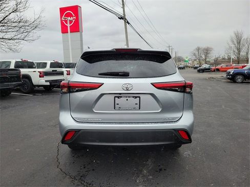 Used 2022 Toyota Highlander XLE image 6
