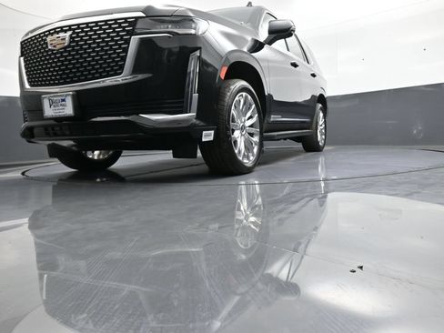 Used 2024 Cadillac Escalade Premium Luxury AWD/4WD image 32