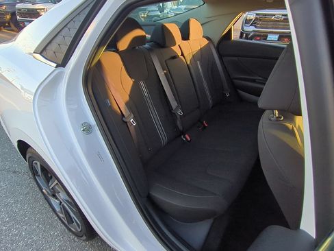 Used 2025 Hyundai Elantra SEL FWD image 27