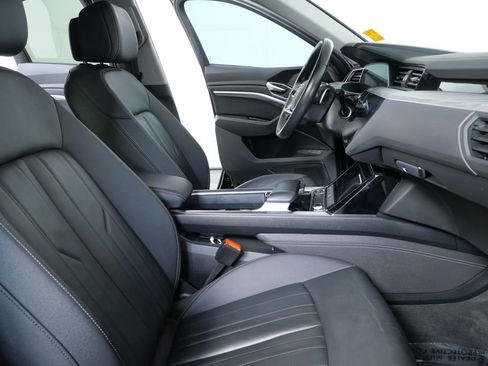 Used 2023 Audi e-tron Premium image 19