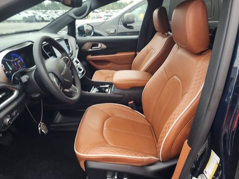 Used 2024 Chrysler Pacifica Pinnacle image 7