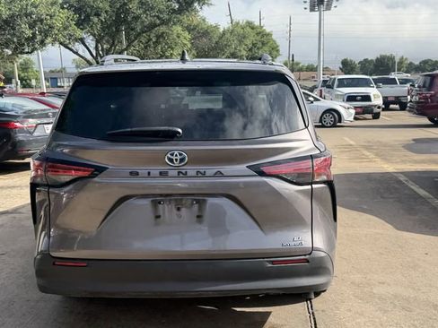 Used 2022 Toyota Sienna LE FWD image 6