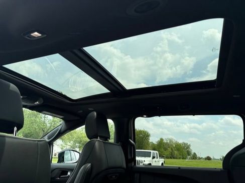 New 2027 Chrysler Pacifica Limited FWD image 11