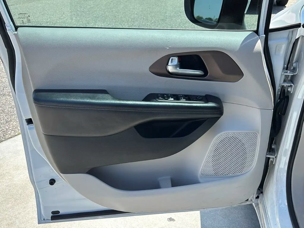 Used 2017 Chrysler Pacifica LX FWD image 18
