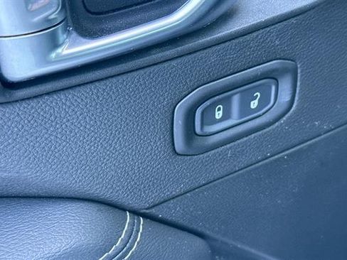 Used 2023 Jeep Wrangler Unlimited Sahara AWD/4WD image 11