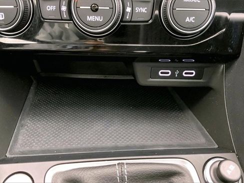 Used 2023 Volkswagen Jetta SE w/ Panoramic Sunroof Package image 33