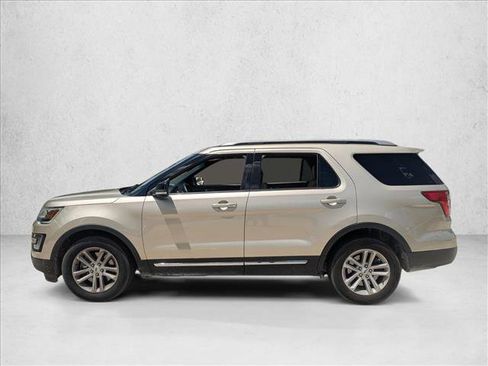 Used 2017 Ford Explorer XLT w/ Equipment Group 201A FWD image 7