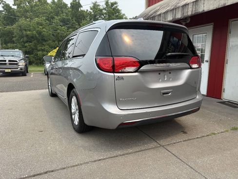 Used 2018 Chrysler Pacifica Touring-L FWD image 13