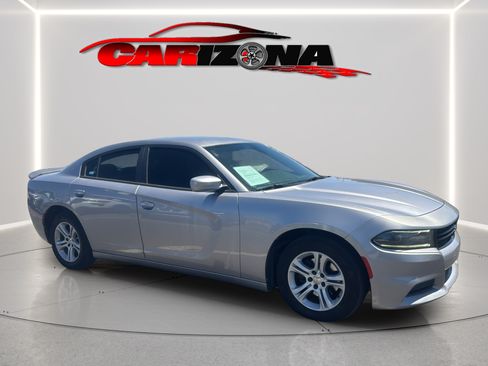 Used 2018 Dodge Charger SXT RWD image 2