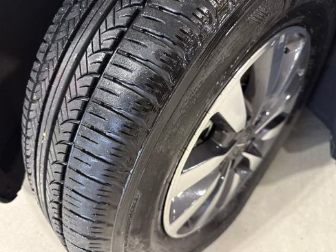 Used 2023 Chrysler Pacifica Touring-L FWD image 8