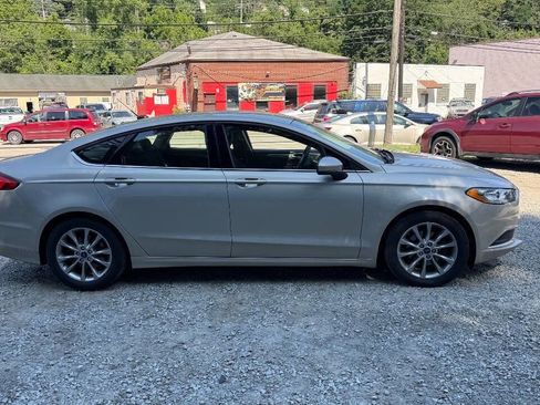 Used 2017 Ford Fusion SE w/ Fusion SE Technology Package image 6