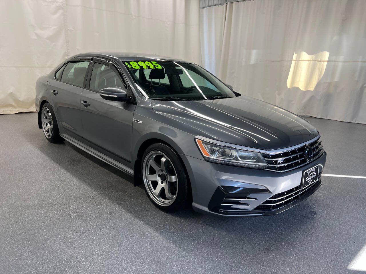 Used 2017 Volkswagen Passat 1.8T R-Line w/ R-Line Lighting Package FWD image 3