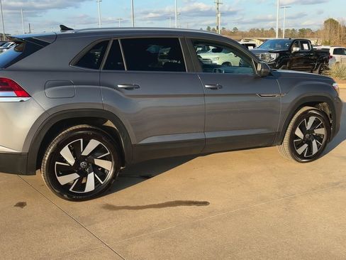 Used 2025 Volkswagen Atlas Cross Sport SE image 9