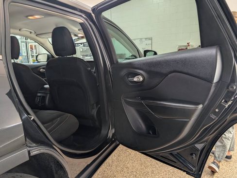 Used 2015 Jeep Cherokee Latitude w/ Cold Weather Group AWD/4WD image 18