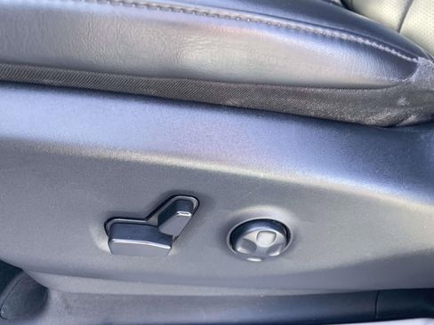 Used 2023 Chrysler Pacifica Touring-L image 13