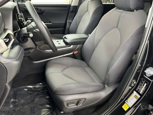 Used 2023 Toyota Highlander L image 4