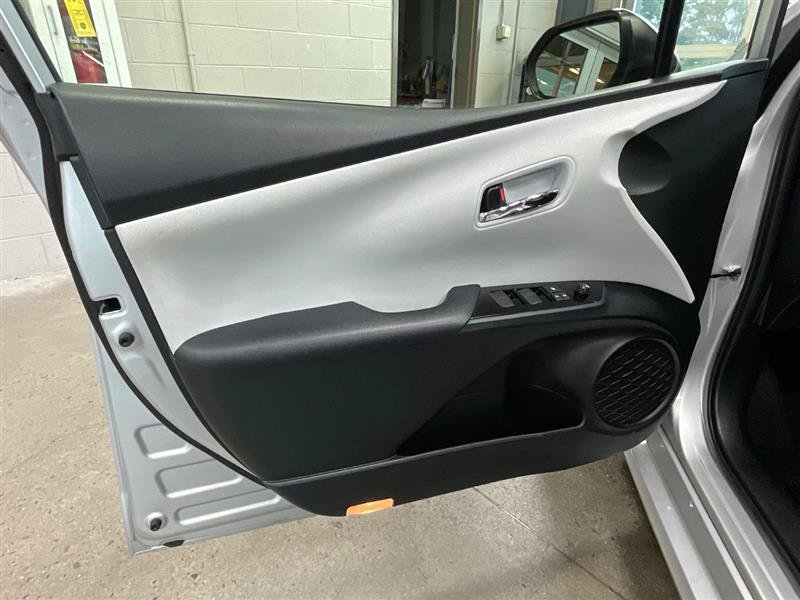 Used 2022 Toyota Prius LE FWD image 9