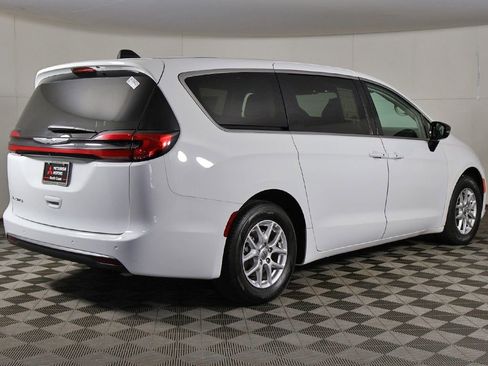 Used 2024 Chrysler Pacifica Touring-L FWD image 11