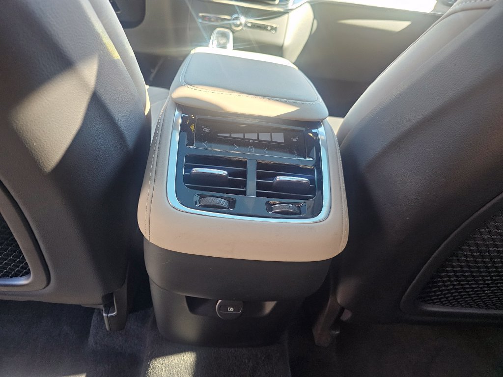 Certified 2025 Volvo XC90 B5 Plus AWD/4WD image 37