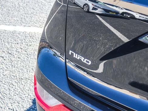 Used 2023 Kia Niro EX image 9