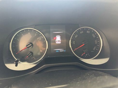 Used 2019 Toyota RAV4 XLE w/ Convenience Package FWD image 4