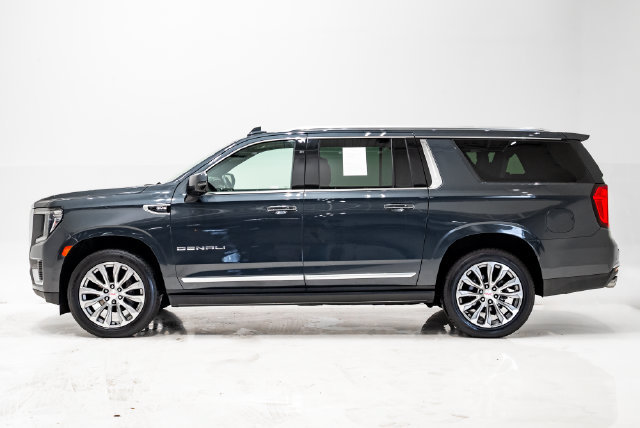 Used 2022 GMC Yukon XL Denali w/ Denali Premium Package AWD/4WD image 25