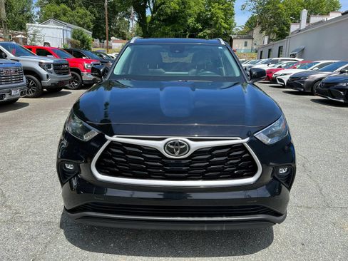 Used 2022 Toyota Highlander XLE FWD image 2