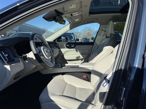 Used 2023 Volvo XC60 B5 Plus image 13