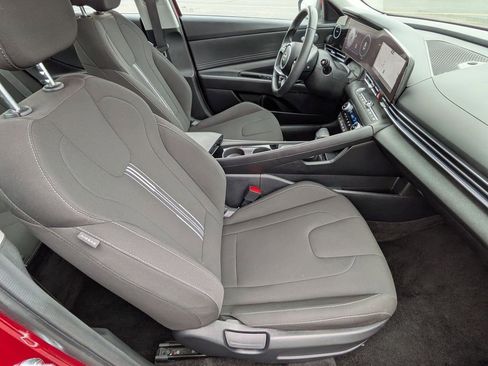 Used 2025 Hyundai Elantra SEL image 24