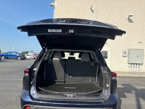 Used 2021 Toyota Highlander LE AWD/4WD image 6