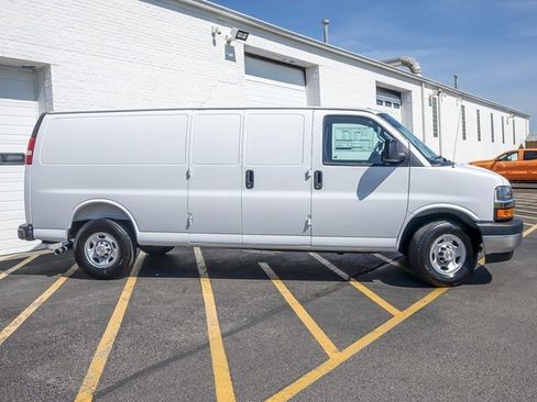 New 2025 Chevrolet Express 2500 Extended w/ Enhanced Convenience Package image 5