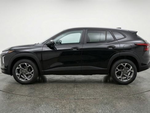 Used 2025 Chevrolet Trax LT FWD image 5