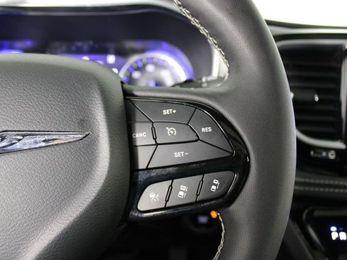 Used 2025 Chrysler Pacifica Limited image 26