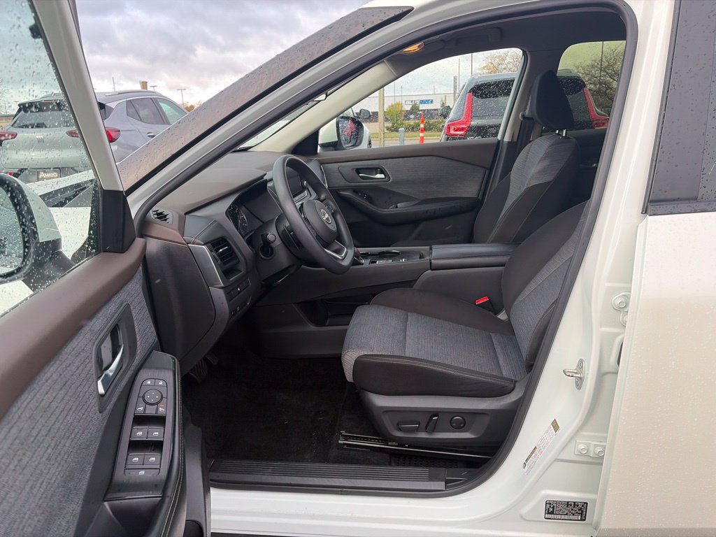 Used 2023 Nissan Rogue SV FWD image 18