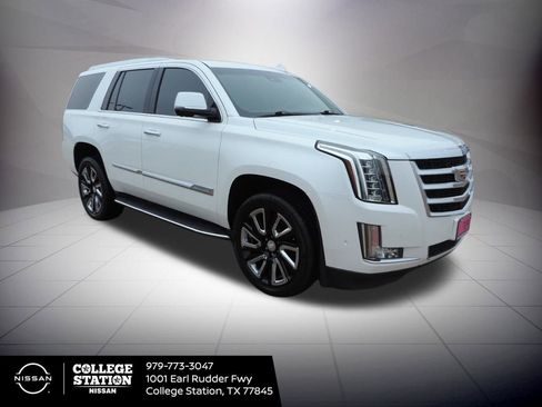Used 2020 Cadillac Escalade Luxury image 3