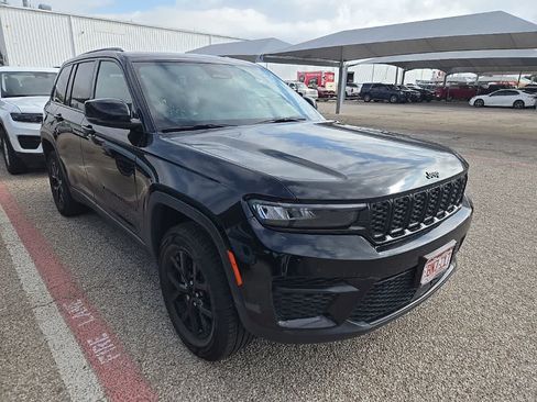 Used 2024 Jeep Grand Cherokee Altitude AWD/4WD image 2