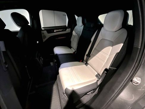 Used 2025 Porsche Cayenne image 31