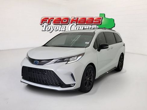 Used 2023 Toyota Sienna XSE FWD image 1