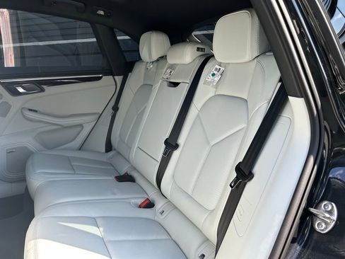 Certified 2026 Porsche Macan image 14