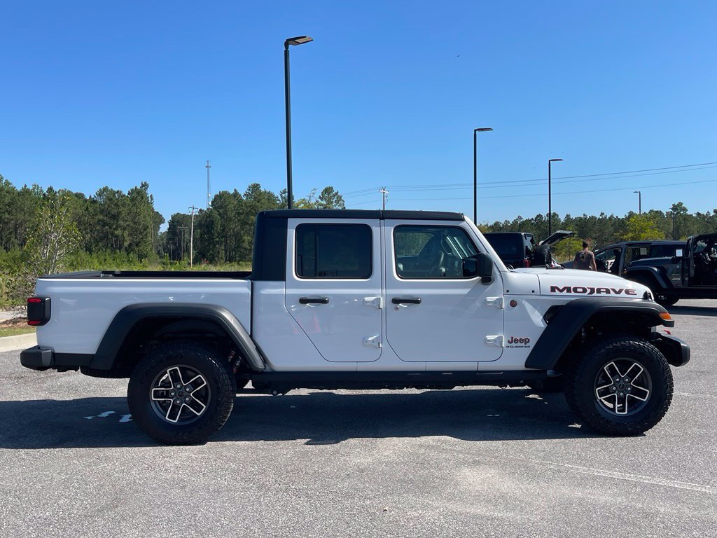 Used 2025 Jeep Gladiator Mojave w/ Convenience Group AWD/4WD image 23