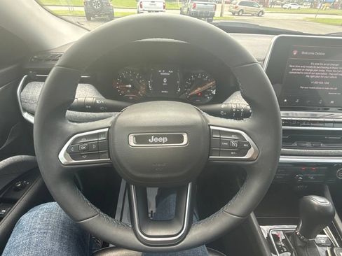 Used 2022 Jeep Compass Latitude FWD image 19
