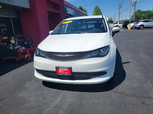 Used 2022 Chrysler Voyager LX FWD image 6