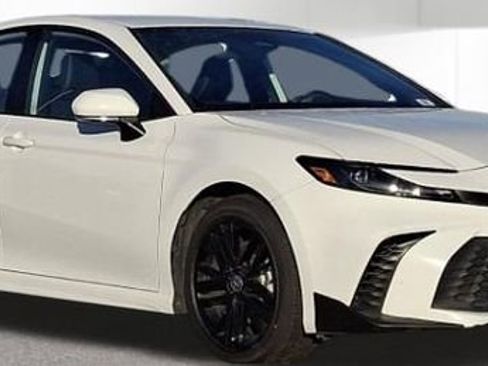 Used 2025 Toyota Camry SE image 2