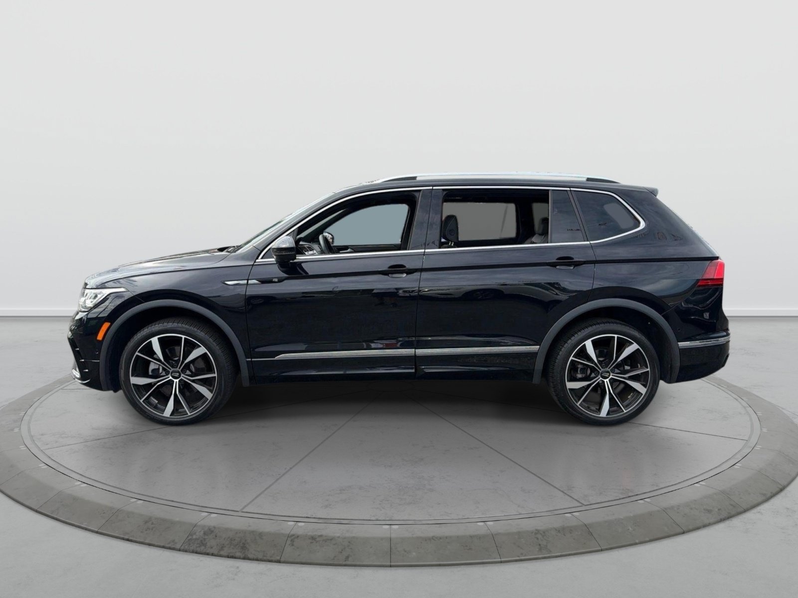 Used 2024 Volkswagen Tiguan SEL R-Line AWD/4WD image 4