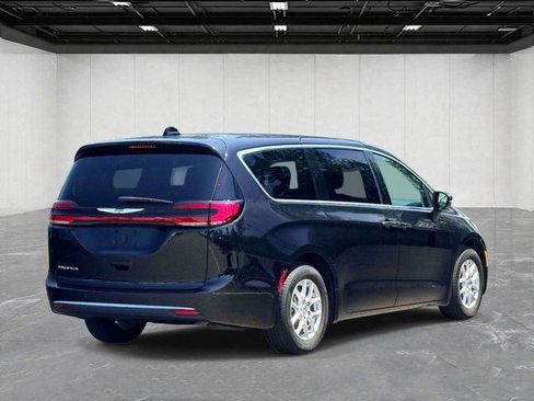 Certified 2023 Chrysler Pacifica Touring-L FWD image 5